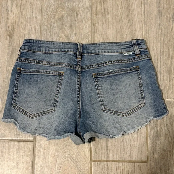 LIKE NEW! Women's Billabong Distressed, Button Fly Jean Shorts - 26 - Picture 6 of 7